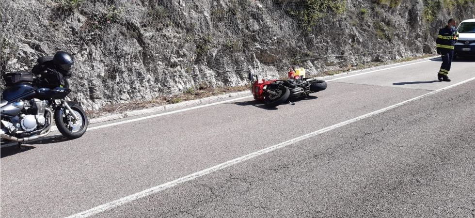 Perde il controllo della moto e si schianta contro le rocce, motociclista trasportato in elicottero al Santa Chiara