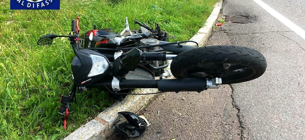 Due 16enni a bordo della moto si scontrano contro un'auto e vengono sbalzati a terra