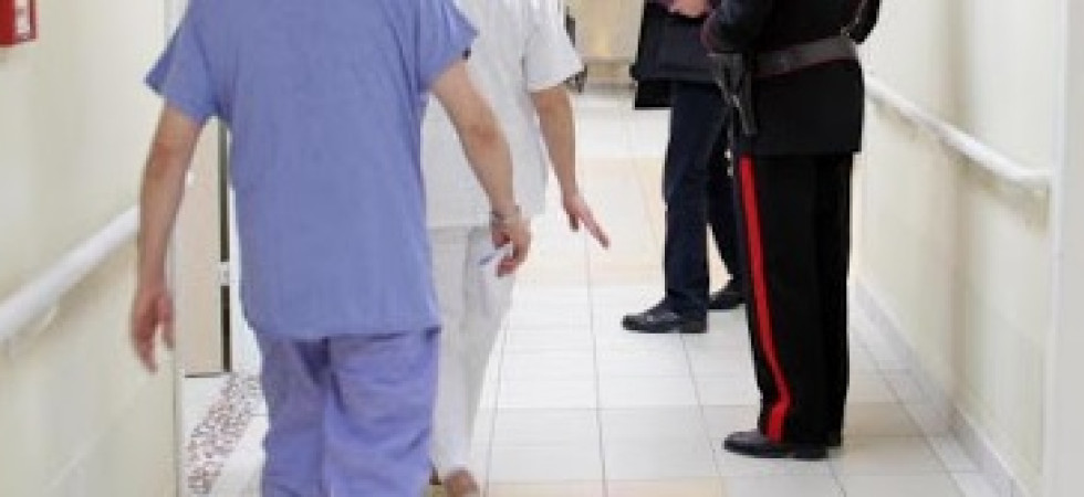 Paura all'ospedale Santa Chiara, un uomo colpisce con le forbici l'ex moglie