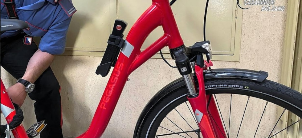 Lascia la bici elettrica da 6mila euro fuori dal bar incustodita e gliela rubano