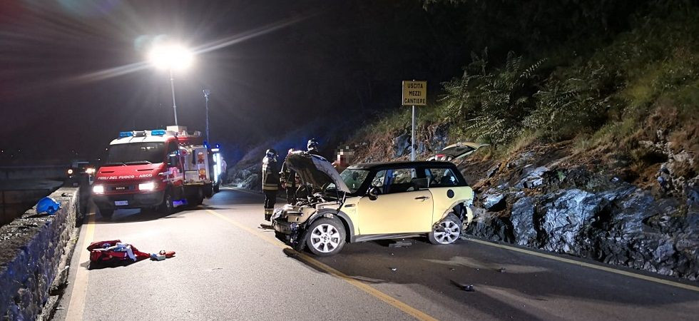 Si schianta e distrugge l'auto nella notte contro la parete rocciosa, momenti di paura per una ragazza di 24 anni