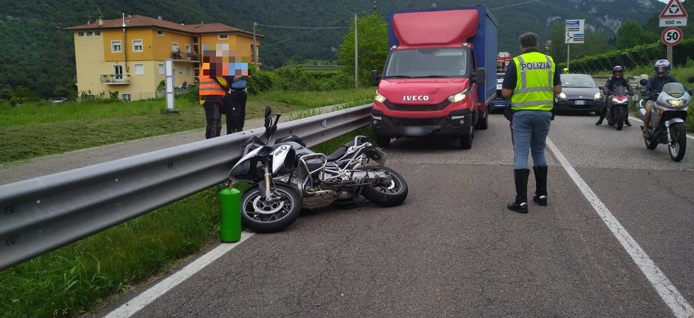 Scontro furgone-moto, un centauro in ospedale e Loppio-Busa in tilt