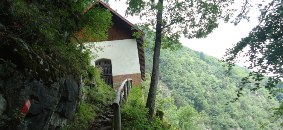 Inciampa sul sentiero dell'eremo e cade per dieci metri in un canalone