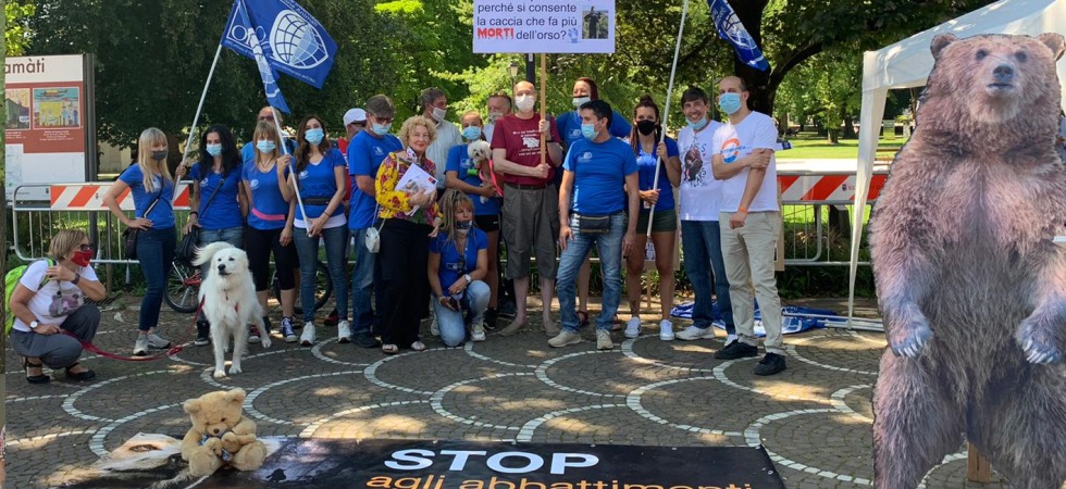 Manifestanti in Piazza Dante contro l’abbattimento di Jj4, Zannini: Atteggiamento populista e scellerato di Fugatti