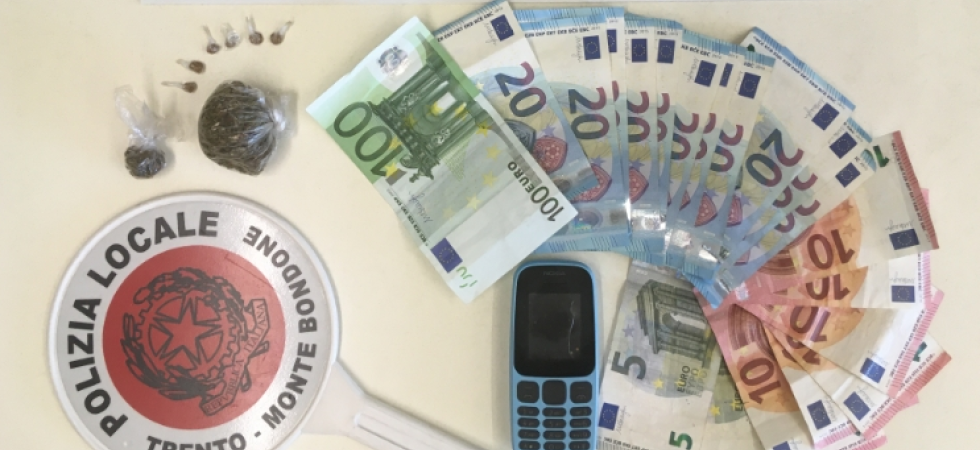 Trento, fermato in Piazza Dante mentre spaccia ovuli di eroina: arrestato un 24enne