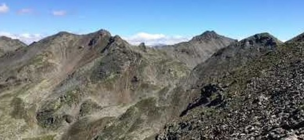Tragedia in montagna, ha perso l'equilibrio ed è precipitato per 150 metri finendo contro le rocce