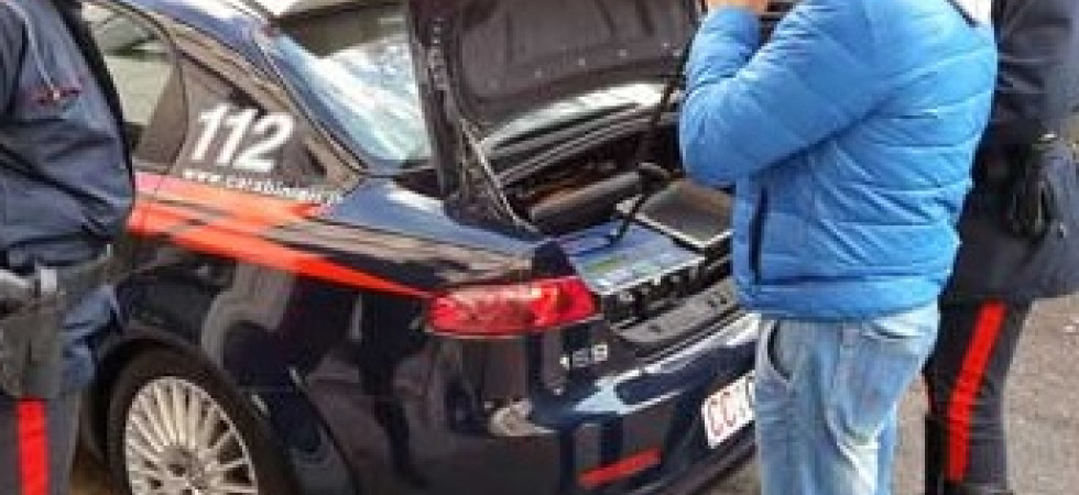Si mette alla guida ubriaco, causa un incidente e poi scappa: 25enne rintracciato dai carabinieri