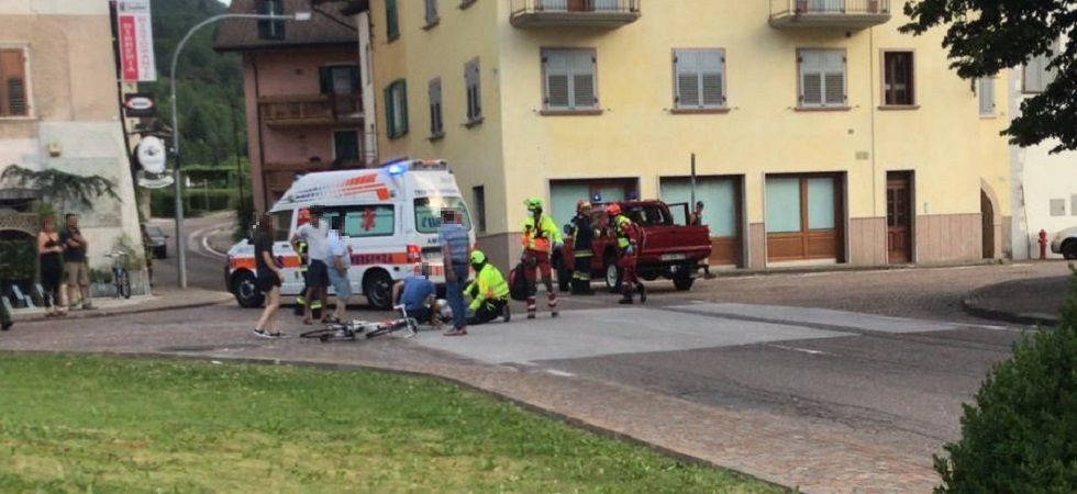 Scontro auto-bici, un 54enne viene sbalzato a terra e sbatte sull'asfalto