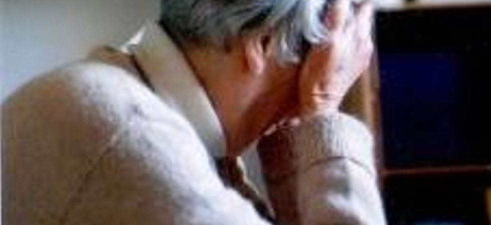 Madre e figlia si fingono assistenti sociali e derubano un'anziana