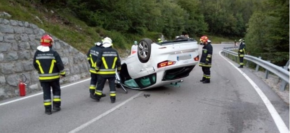 Perdono il controllo dell'auto e si ribaltano in mezzo alla strada, paura per quattro giovani