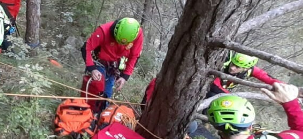 Tragedia in montagna, precipita per 200 metri e perde la vita sotto gli occhi dei compagni di escursione