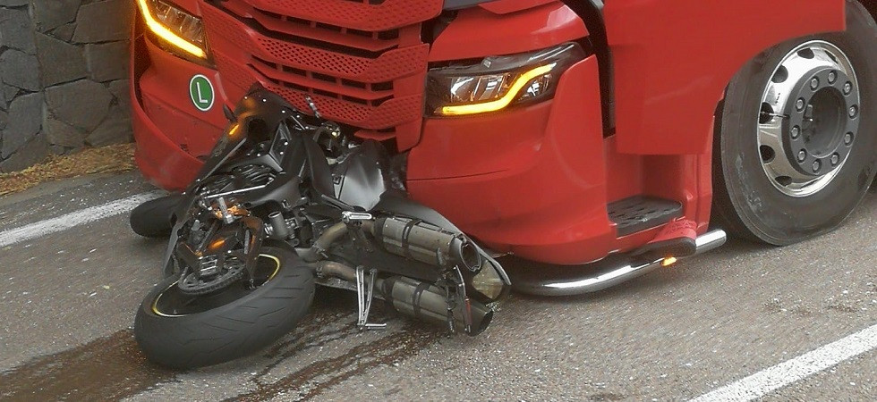 Foto tratta dalla pagina Facebook di Info Traffico Trentino-Alto Adige Drammatico incidente sulla provinciale tra Civezzano e Fornace, una moto centra un autoarticolato e resta incastrata