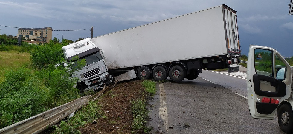 Esce di strada con l’autoarticolato e rischia di ribaltarsi: paura per il conducente