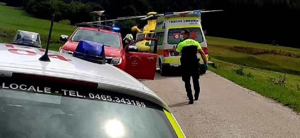 Accusa un malore durante una passeggiata, soccorsa e trasferita in elicottero all'ospedale