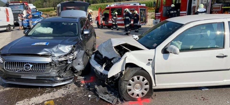 Grave frontale fra due auto: quattro persone trasportate in ospedale