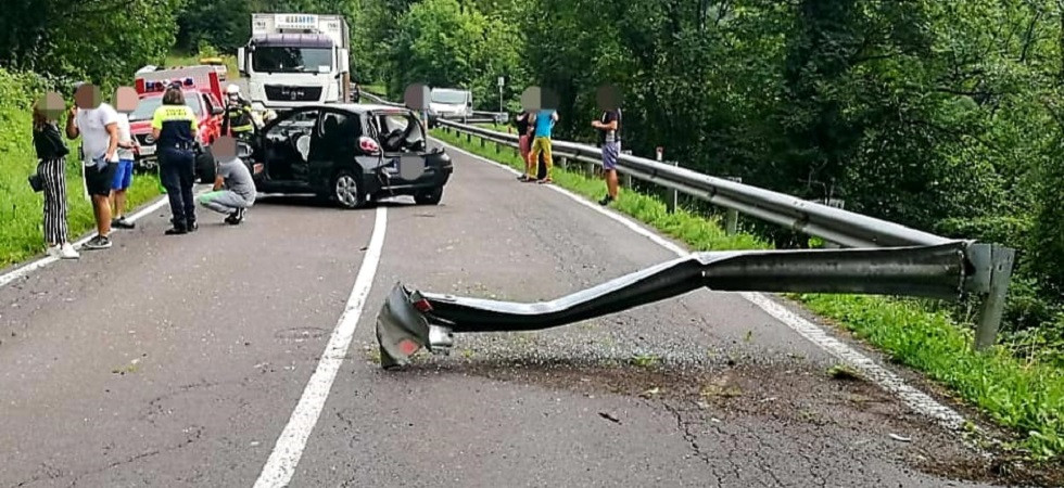 Un'auto sbatte contro il guard-rail e poi impatta contro un veicolo che proviene dal senso opposto