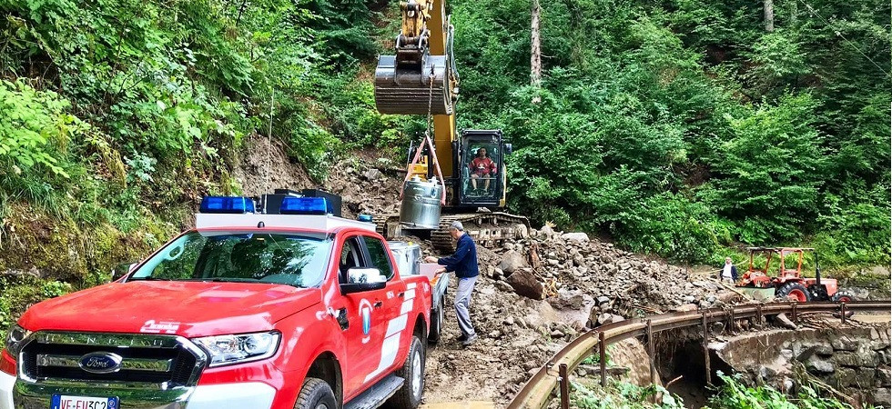 Maltempo, una grossa frana interrompe la strada che collega i masi