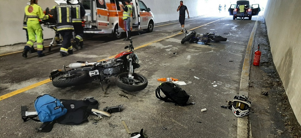 Violentissimo scontro tra due moto in galleria, un centauro in gravi condizioni in ospedale
