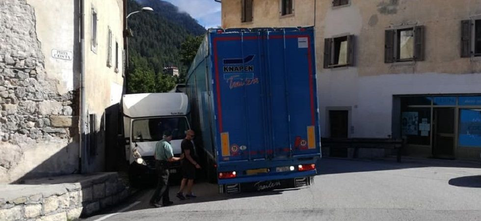 L’autoarticolato si porta via un pezzo di casa, poi il conducente scappa