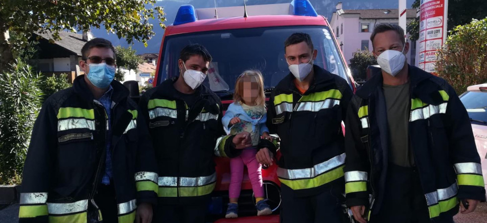Chiude l'auto con le chiavi dentro e la figlia rimane intrappolata