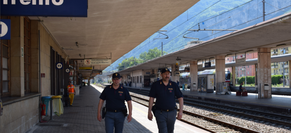 Fermata per un controllo, nasconde sotto al vestito gli arnesi per lo scasso