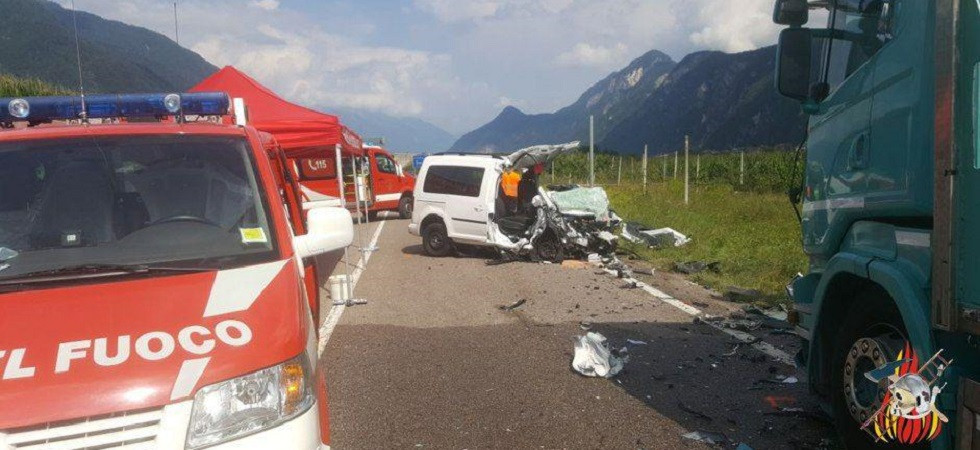 Tragedia sulla Valsugana, invade l'altra corsia e si schianta contro un autoarticolato