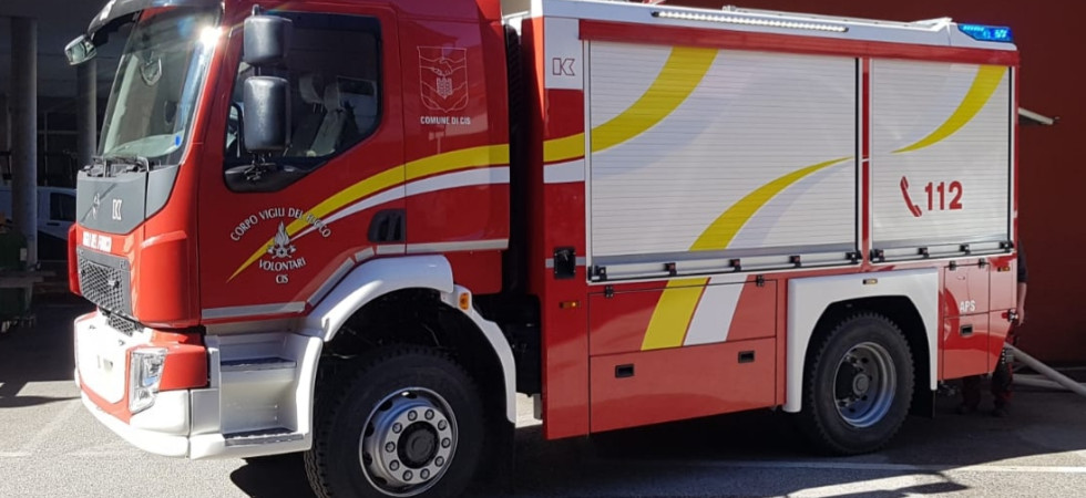 Una 16enne cade in bici sui binari: il mezzo si conficca nella gamba