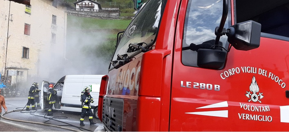 Paura in val di Sole, un furgone viene avvolto dalle fiamme vicino al supermercato