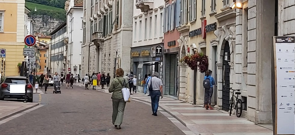 Ultimo week-end d'agosto con tante persone e turisti in città