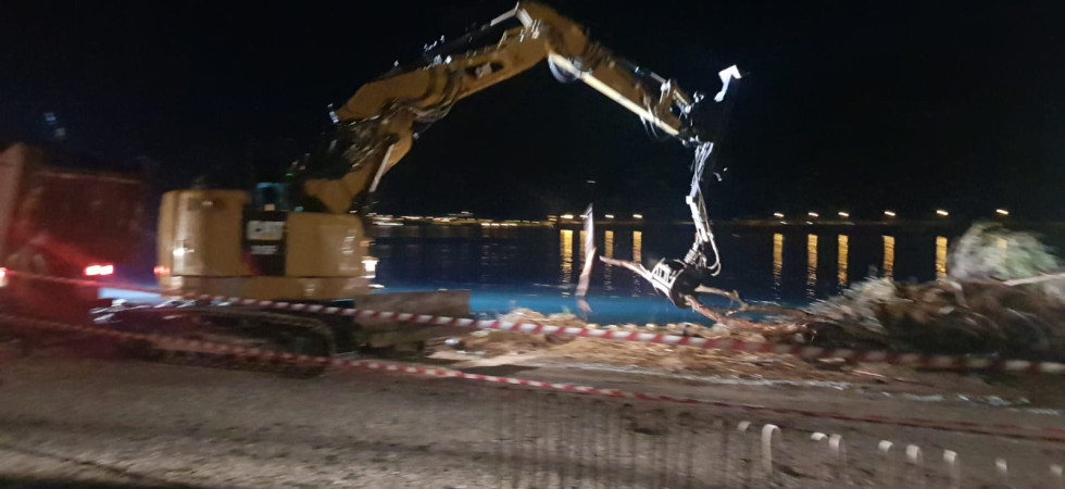 I vigili del fuoco in azione con le ruspe per rimuovere il materiale detritico alla foce del Sarca