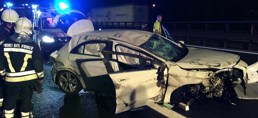 Spaventoso incidente all'alba, l'auto si cappotta in autostrada: due adulti e due bambini di 3 e 4 anni in ospedale
