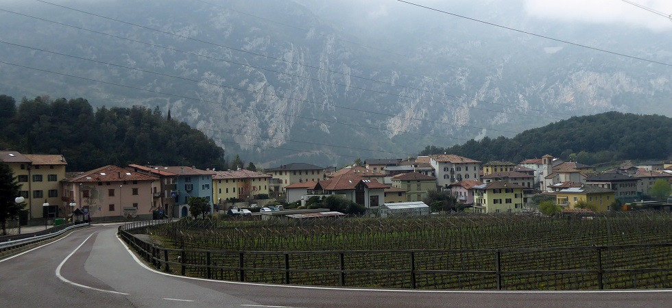 Paura in valle dei Laghi, una ragazzina attraversa la strada ma viene centrata da un'auto