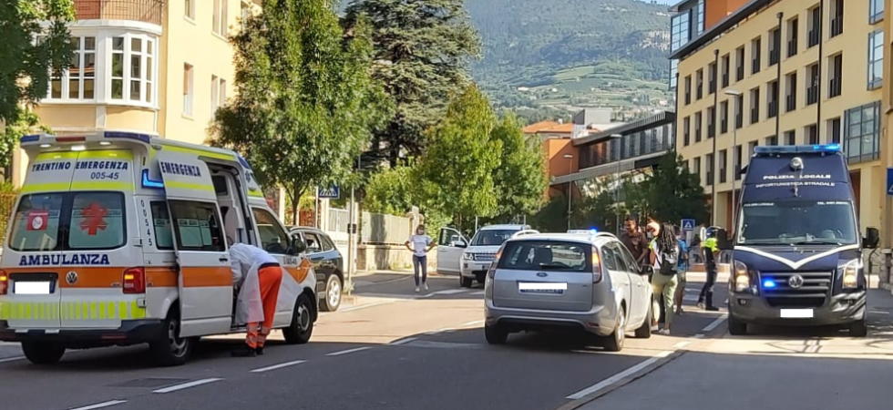 Attraversa sulle strisce ma viene investita da un Suv: signora trasportata in codice rosso al Santa Chiara