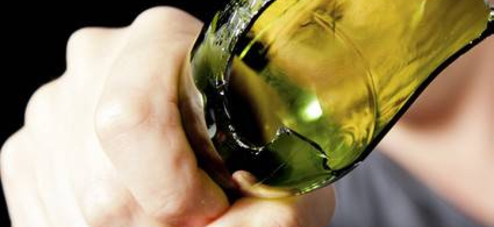 Rompe una bottiglia in una rissa e colpisce al collo il "contendente", mancandogli di poco la giugulare