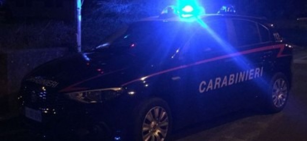 Un animale attraversa la strada, un 38enne in sella allo scooterone finisce violentemente a terra nella notte