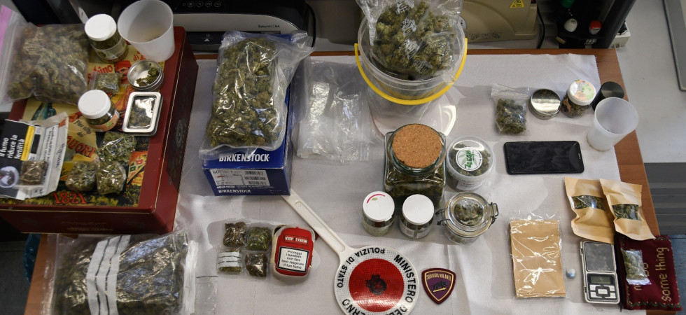 Trento, litiga con la fidanzata e interviene la polizia che scopre in casa marijuana e cocaina