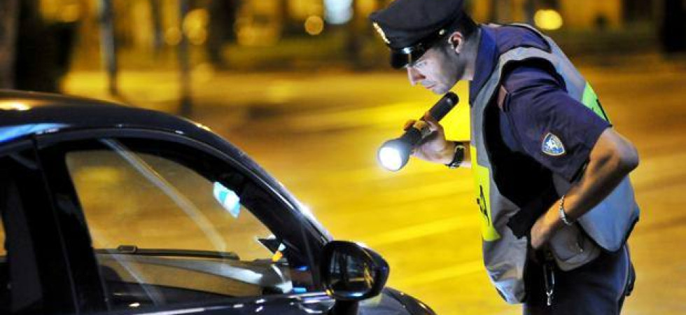 Guidava in maniera incerta in Autostrada, fermato è risultato ubriaco, alla guida di un'auto straniera e non sua