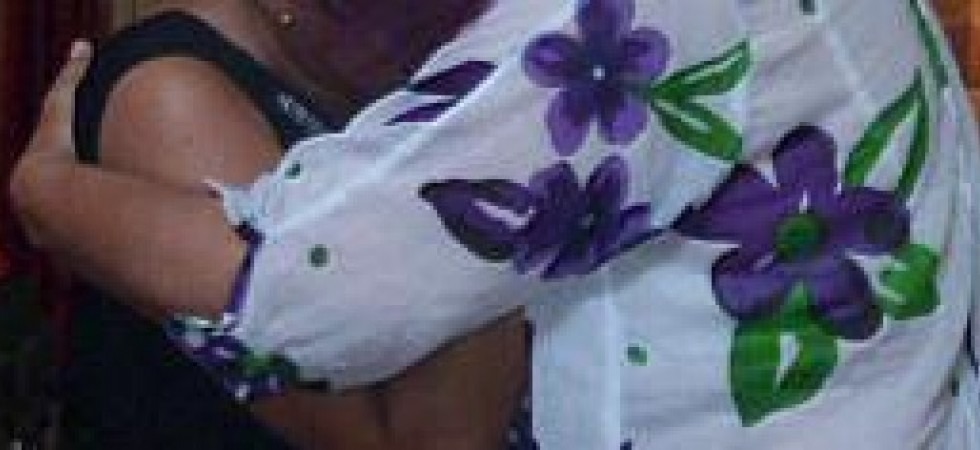 Entra in casa di un'anziana 80enne, l'abbraccia e le ruba la collana