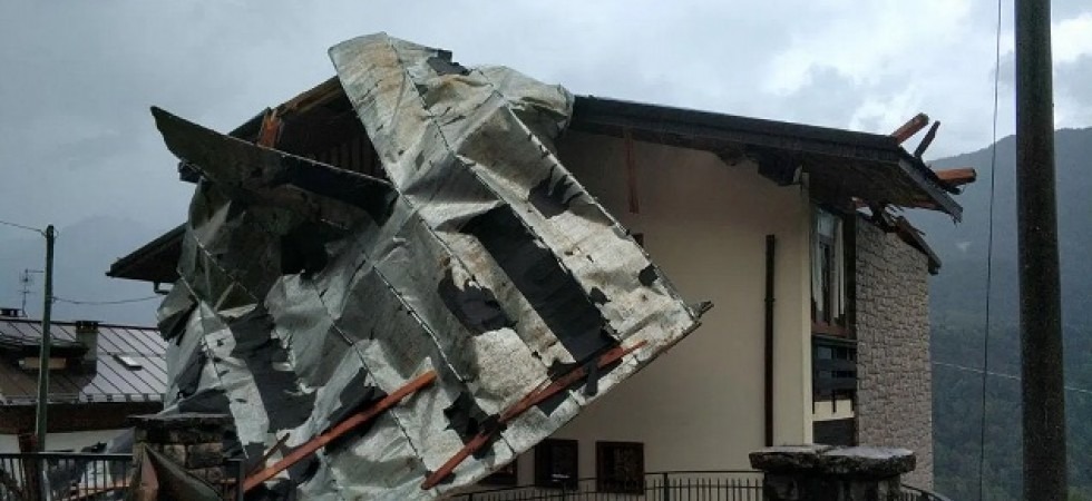 Raffiche di vento e smottamenti, diverse abitazioni scoperchiate