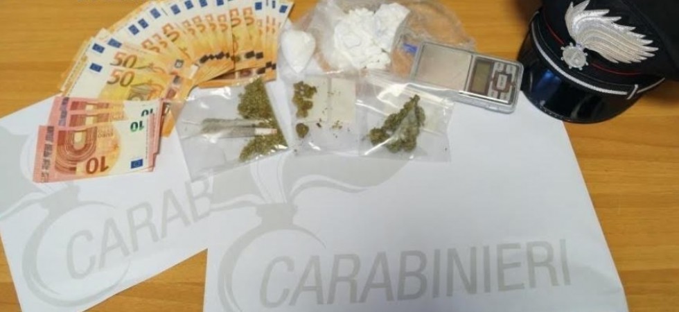 Litigano in macchina e intervengono i carabinieri che trovano nel mezzo della cocaina