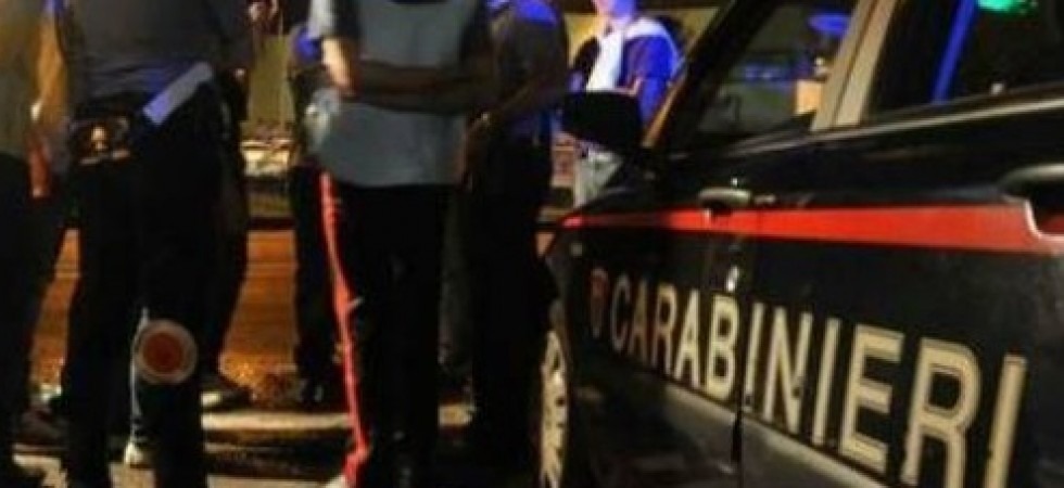 Ubriaco prende birre e caramelle in un locale senza pagarle e poi ferisce un uomo con un vetro di bottiglia