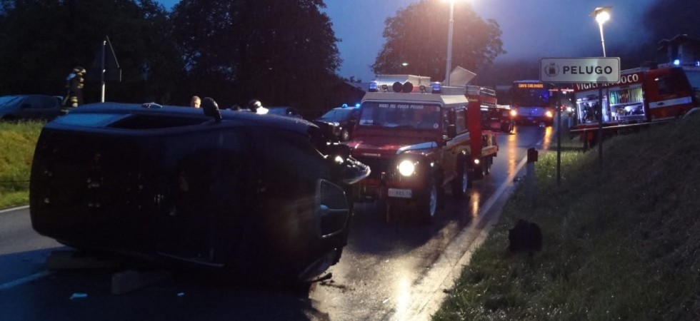 Perdono il controllo dell'auto che poi si rovescia fermandosi su un fianco, due ragazze di 20 anni trasportate in ospedale