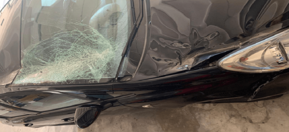 Ciclista investito da un'auto, vola sul parabrezza e poi sbatte al suolo