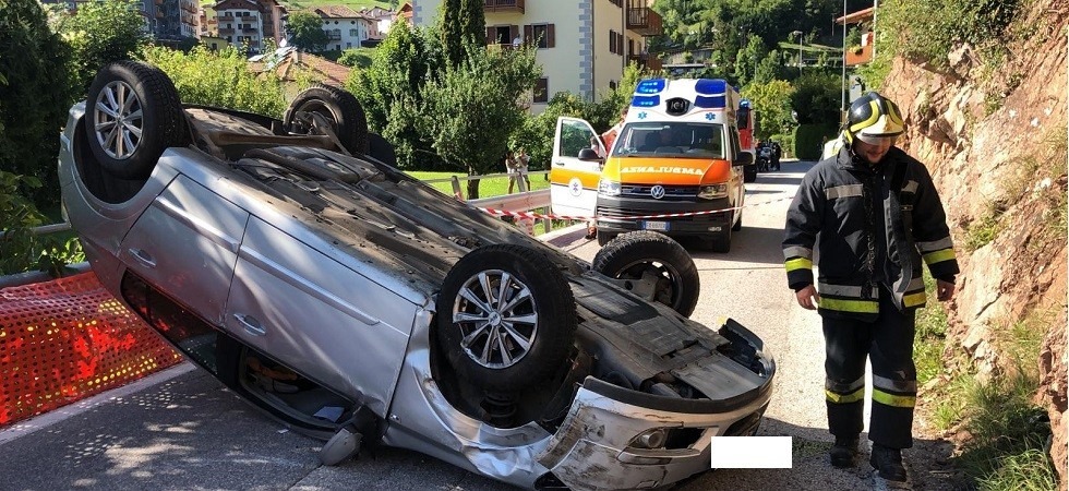 Scontro tra due auto, una vettura sbatte contro la roccia e si cappotta