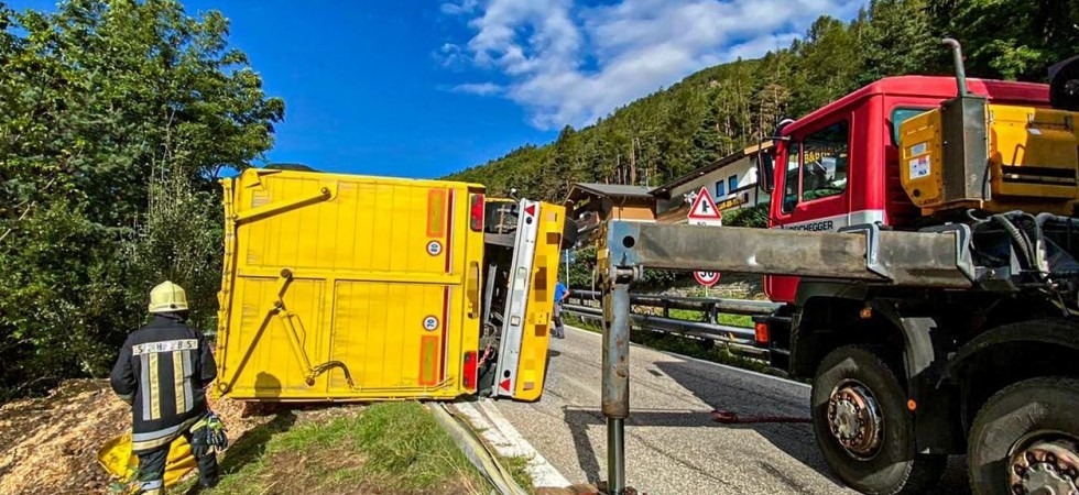 Problemi tecnici ad un mezzo pesante che trasporta cippato: si è ribaltato