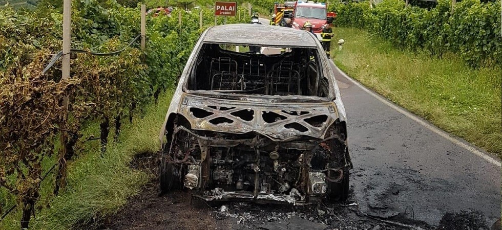 Momenti di paura sulla provinciale, l'auto viene avvolta e distrutta dalle fiamme