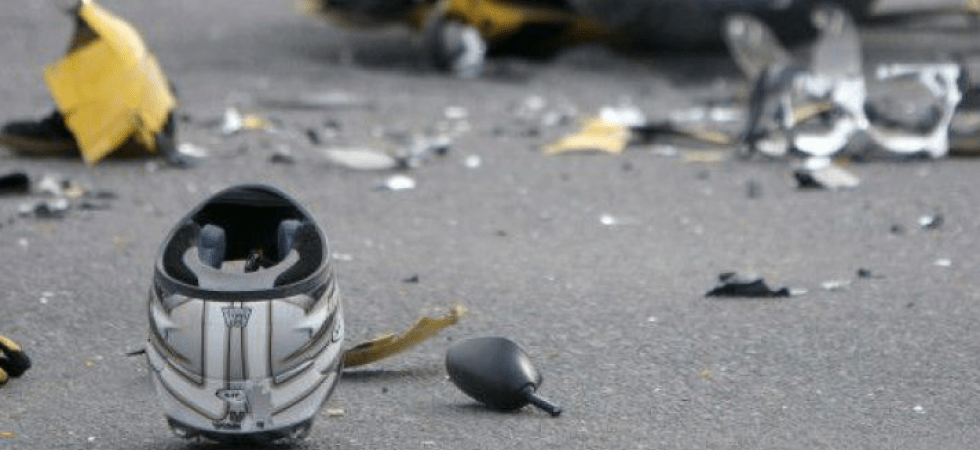 Perde il controllo della moto e sbatte violentemente
