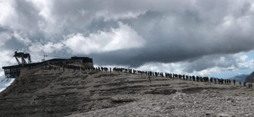 La coda delle persone alla Funivia Sas Pordoi, foto Lorenzo Zambon La coda delle persone alla Funivia Sas Pordoi, foto Lorenzo Zambon