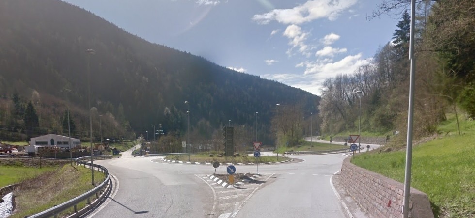 Sbaglia in rotatoria e finisce a terra, un 23enne sbalzato dalla moto ruzzola sull'asfalto