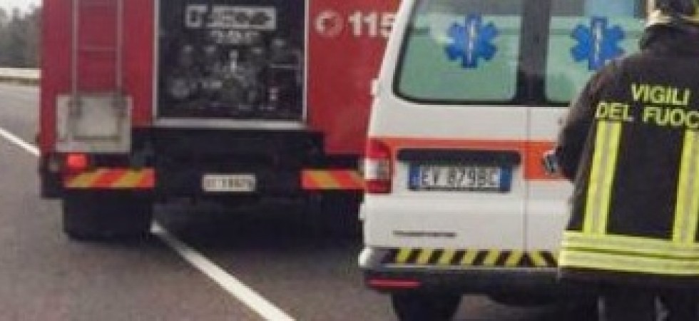 Paura per una motociclista, si è schiantata contro un trattore